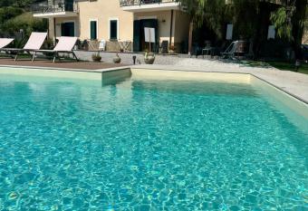 Villa Le Torrette has Balcony rooms