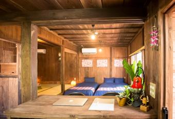                                     5                                            SO                   Traditional house has Balcony rooms