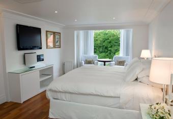 Hotel Estalagem St. Hubertus has rooms with a private hot tub