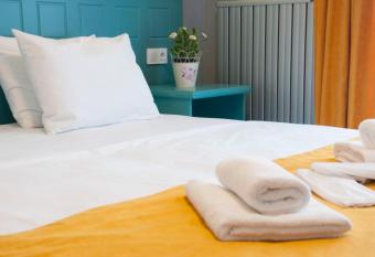 Room Room Motel has Balcony rooms