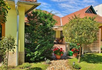 Gardenia Apartman has Balcony rooms