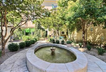 Effets Personnels has Balcony rooms