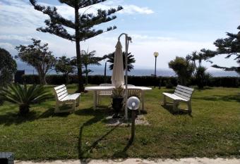 Villa sullo stretto has Smoking/Balcony rooms