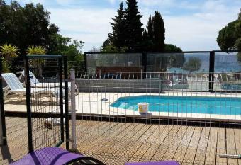 CAVALIERE APT 125M2 PISCINE allows 18 year olds to book a room