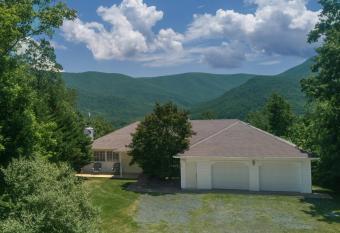 Sunridge Retreat has Balcony rooms