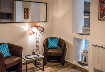 La Cle des Expos  allows 18 year olds to book a room