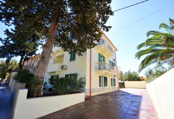 Guesthouse Villa Vice allows 18 year olds to book a room