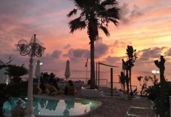 La Porta del mare SPA has rooms with a private hot tub