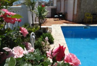 Hostal Residencial La Paloma II allows 18 year olds to book a room