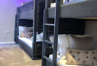 De Courceys Manor Suites & Cottages has rooms with a private hot tub