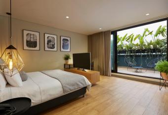 14 Urban Hotel has rooms with a private hot tub