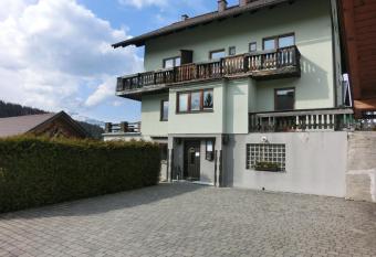 Berliner Ecke has Balcony rooms