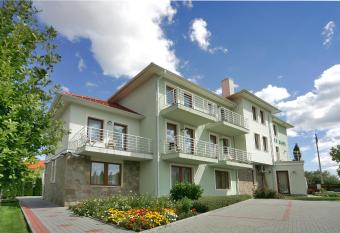 Jade Hotel-Ez  sth  d Hotel allows 18 year olds to book a room