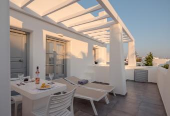 Antoperla Luxury Hotel & Spa has rooms with a private hot tub