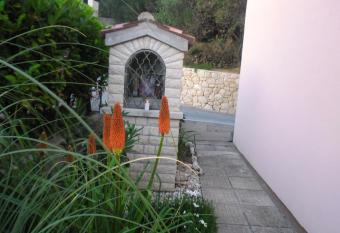 2 bedrooms appartement at Banjol 300 m away from the beach with sea view enclosed garden and wifi has Balcony rooms