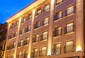 Mukarnas Taksim Hotel allows 18 year olds to book a room