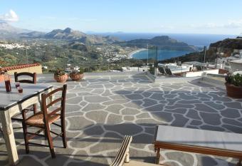 Art and Nature Apartment has Balcony rooms