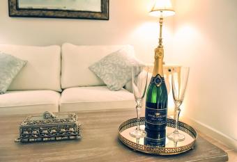 No 14 C  diz allows 18 year olds to book a room