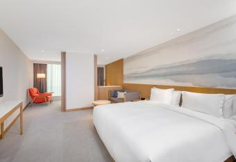 Crowne Plaza Zhuhai City Center, an IHG Hotel has rooms with a private hot tub