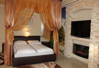 Pa  ac Ogrodowa has rooms with a private hot tub