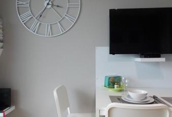 Le B04 allows 18 year olds to book a room