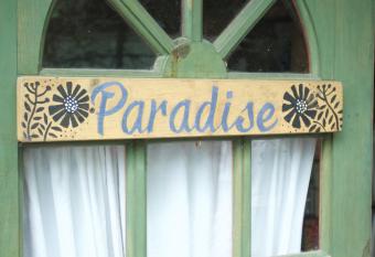 One32 Guesthouse Paradise has rooms with a private hot tub