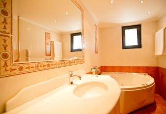 Nefeli Hotel Alimos has rooms with a private hot tub