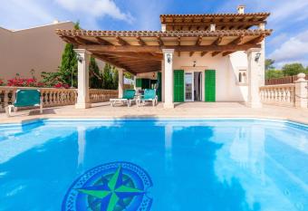 Can Mateu allows 18 year olds to book a room