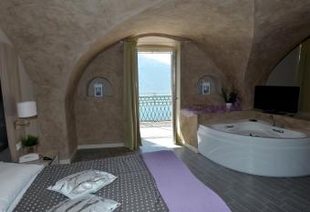 Hotel Miralago has rooms with a private hot tub