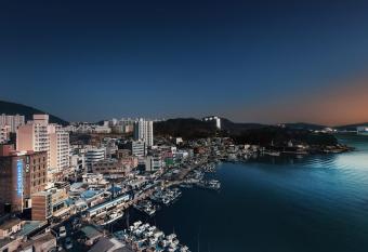 Oia Hotel Dadaepo allows 18 year olds to book a room