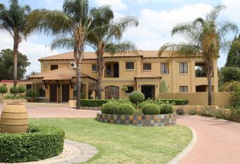 La Villa Rosa allows 18 year olds to book a room