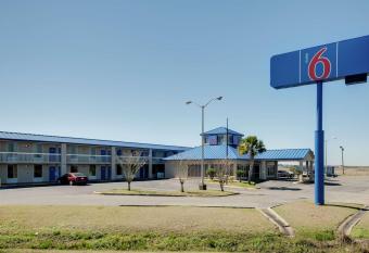 Motel 6 Jennings La has Smoking rooms