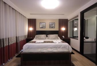 Sandri Palace Hotel has rooms with a private hot tub