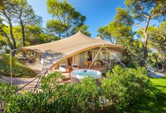 Arena One 99 Glamping has rooms with a private hot tub