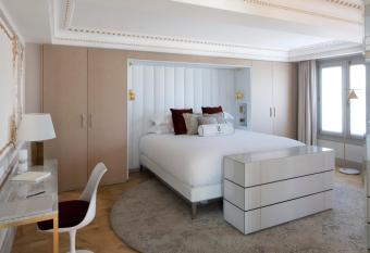 Hotel Bowmann has rooms with a private hot tub