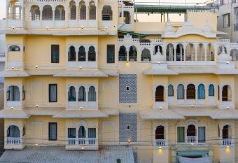 Amar Kothi has Balcony rooms
