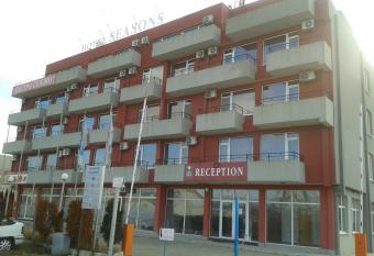 Hotel Seasons 2 has Balcony rooms