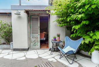 Jopie s Guesthouse has Balcony rooms