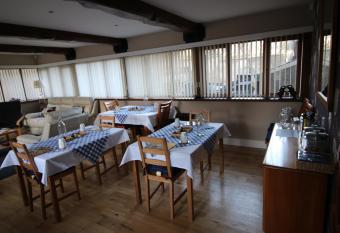 feetnpaws allows 18 year olds to book a room