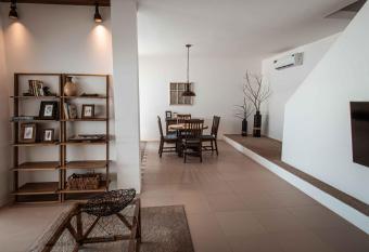 Flip Flop House has Balcony rooms