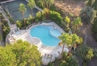 Domaine de La Tour Carr  e has Balcony rooms
