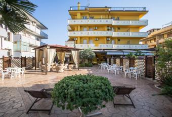 Nelson Hotel has Balcony rooms