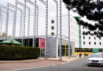 Hotel Tennis Club allows 18 year olds to book a room