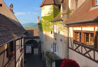 Le Grenier Des Ar  mes Au Domaine Wittmann has Balcony rooms