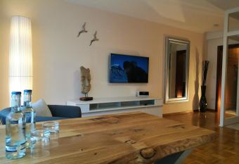 Bonsai-Apartment III An der Hufeland Therme allows 18 year olds to book a room