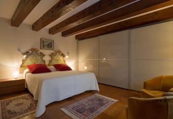 Casa San Severo has rooms with a private hot tub
