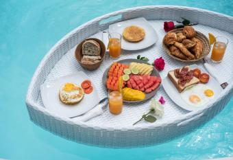 Cocowhite Villa has rooms with a private hot tub