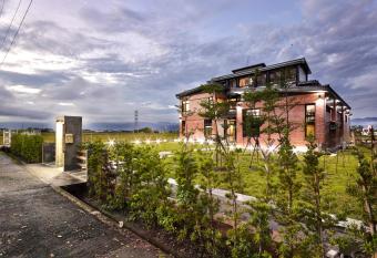 Enjoy Sanheyuan has rooms with a private hot tub