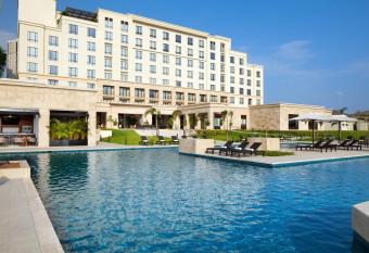 The Santa Maria, a Luxury Collection Hotel & Golf Resort, Panama City has rooms with a private hot tub