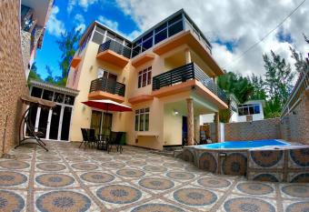 Villa C10 allows 18 year olds to book a room